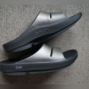 OOFOS Women's Metallic and Black Sandals